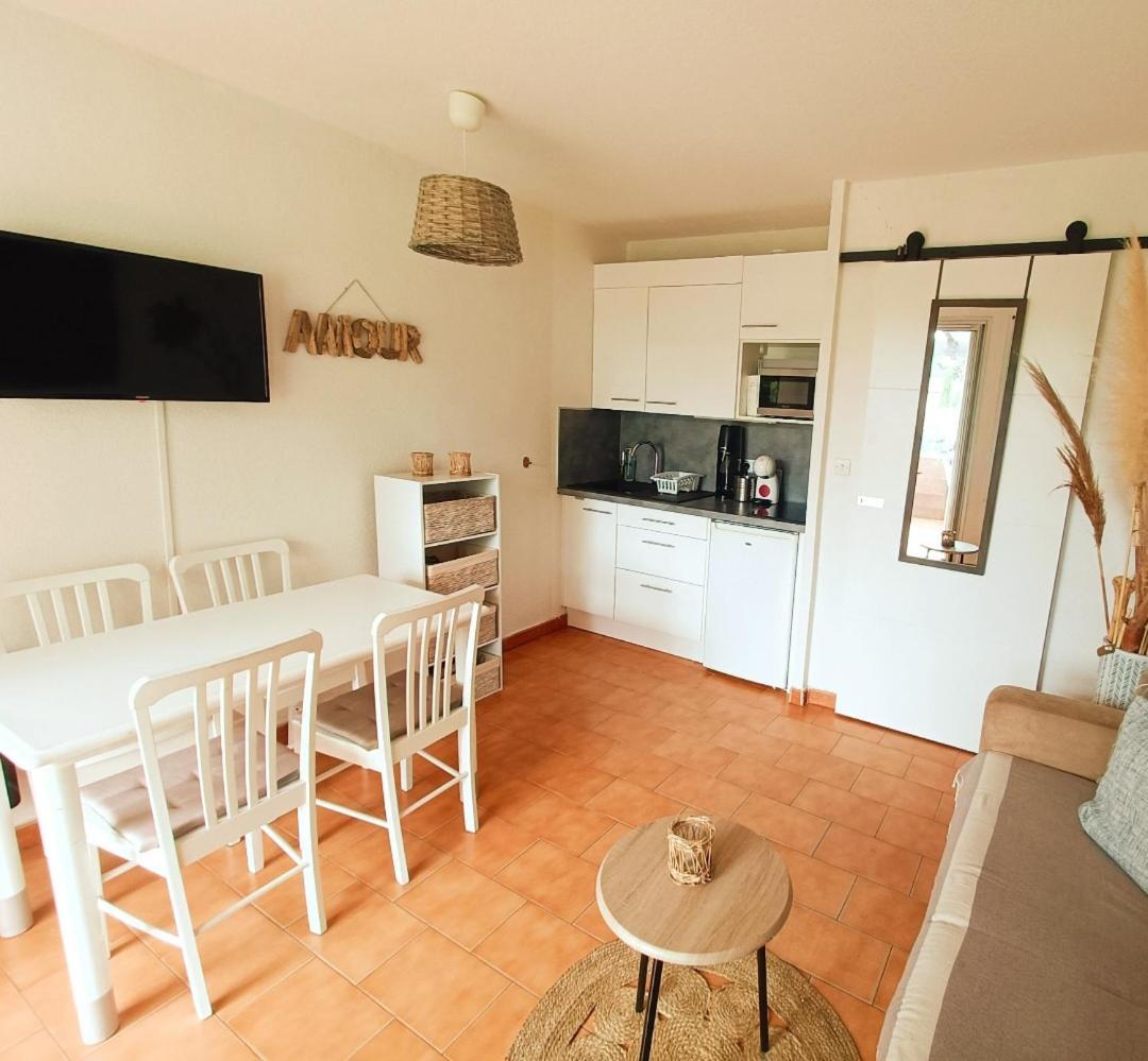 Appartement Studio Bord De Mer Terrasse Vue Mer Piscine à Sainte-Maxime Extérieur photo
