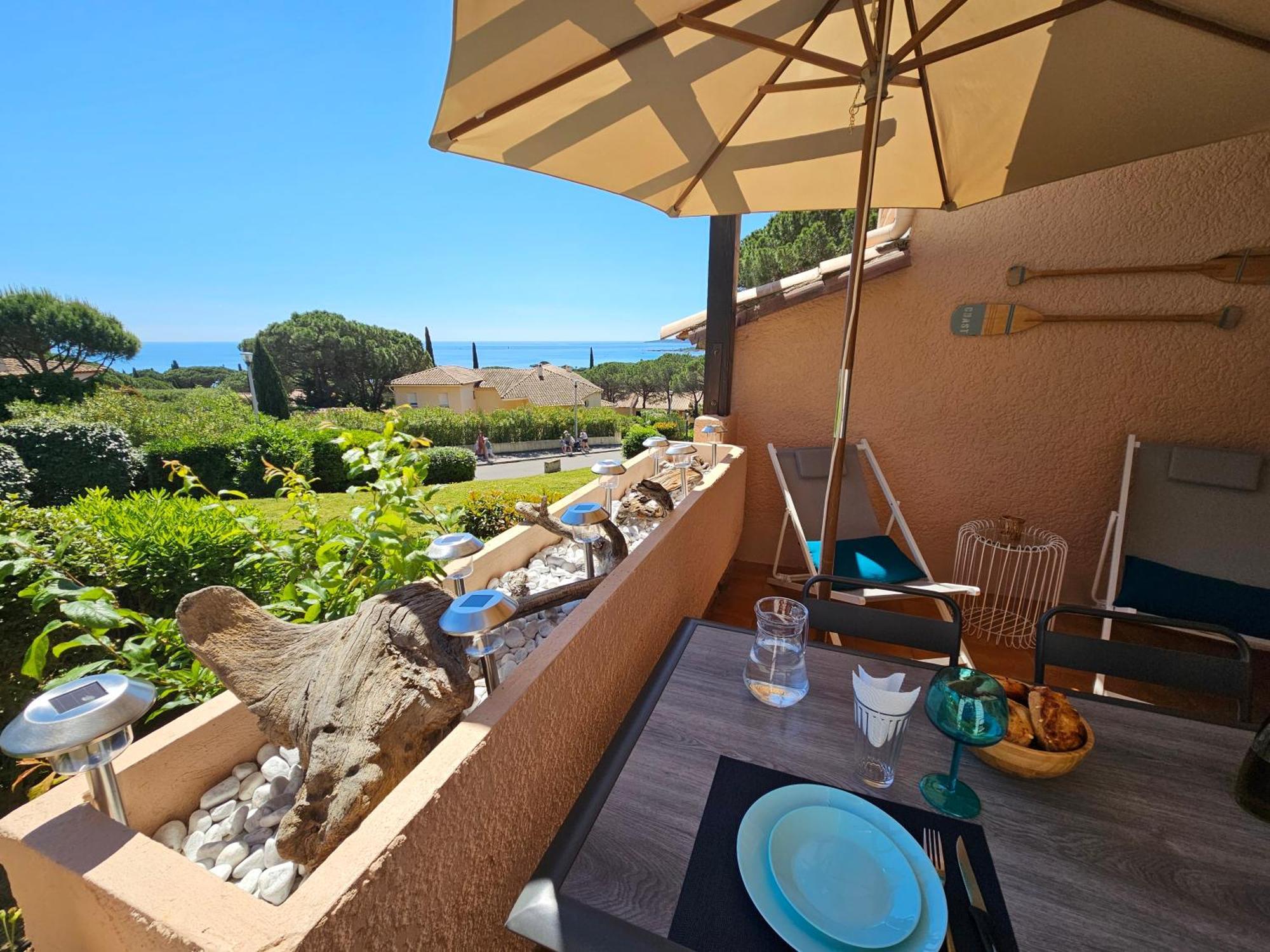 Appartement Studio Bord De Mer Terrasse Vue Mer Piscine à Sainte-Maxime Extérieur photo