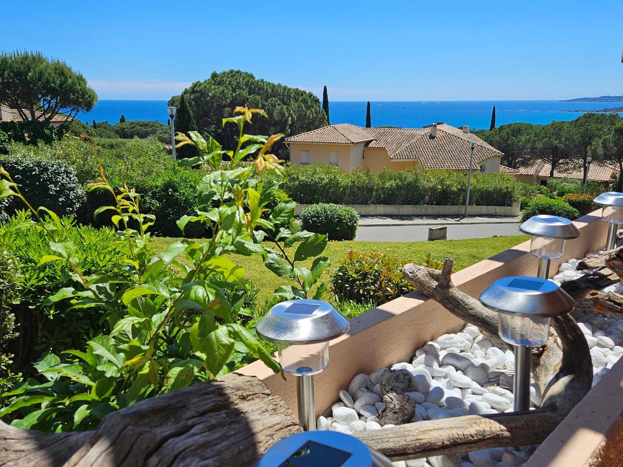 Appartement Studio Bord De Mer Terrasse Vue Mer Piscine à Sainte-Maxime Extérieur photo